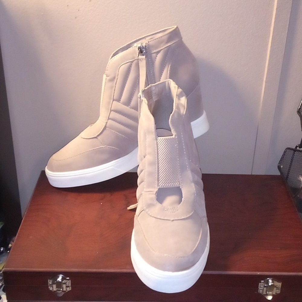 NWOT - Women's Mia Kaleb Wedge Heel Bootie Stone Vegan Suede - Size 9.5M - Picture 1 of 16